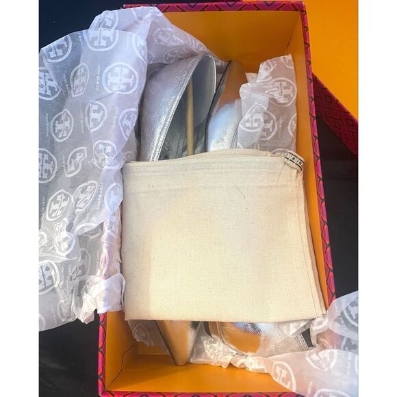 TORY BURCH
Double T Buckle Pointed-toe Flat In Shiny Silver Women’s Size 10M New - Picture 10 of 11